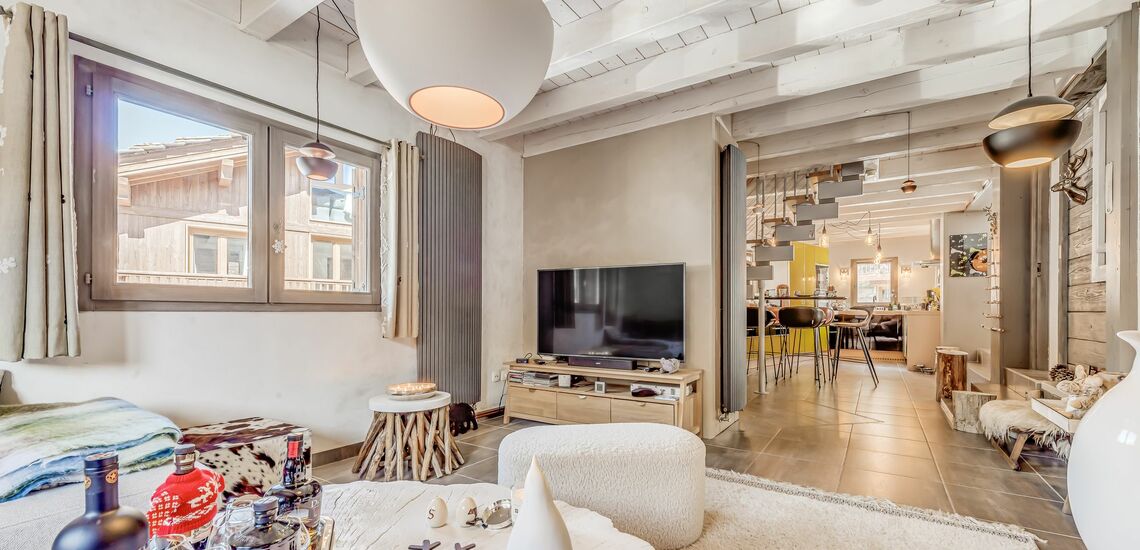 WOHNZIMMER · Chalet Ancolie in Tignes Lavachet: Chalets in Tignes buchen. Skiurlaub im Skigebiet von Tignes und Val d’Isere. Chalet inklusive Skipass direkt an der Piste. Skiurlaub in Frankreich. Skifahren in den französischen Alpen jetzt buchen.