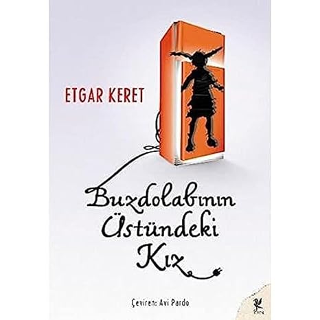 Buzdolabinin üstündeki kiz