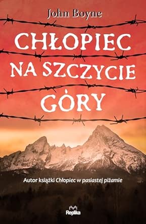 Chłopiec na szczycie góry