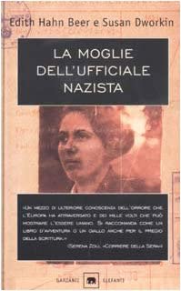 La moglie dell'ufficiale sta