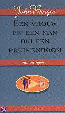 Een vrouw en een man bij een pruimenboom