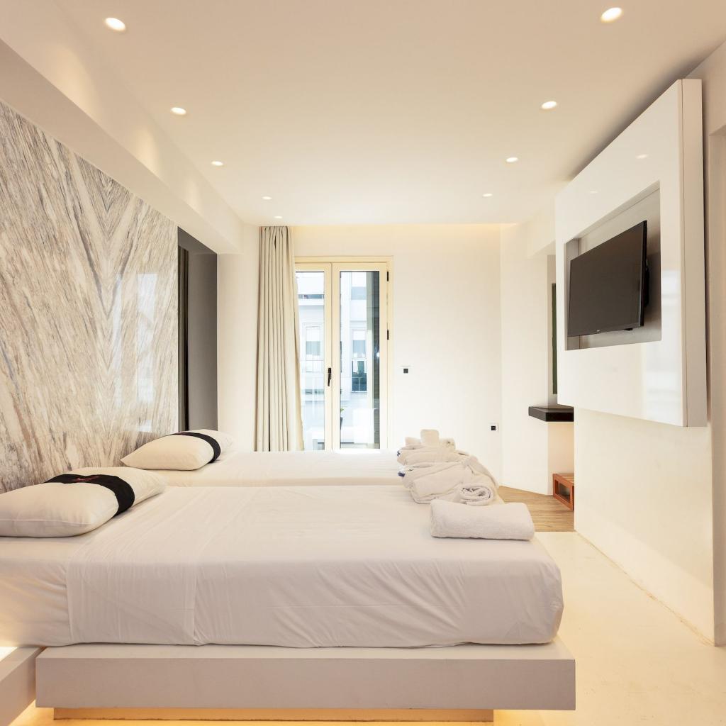 Junior Suite with Side Sea View