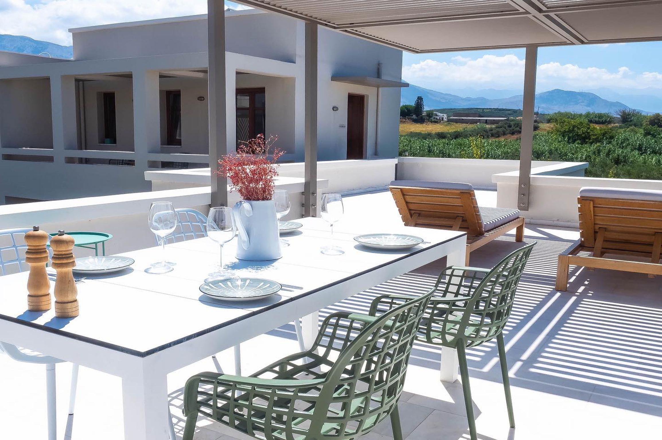 ELIA - Superior Residenz mit privater luxuriöser Terrasse und Balkon/ Olivenhaine, Meer- und Bergblick