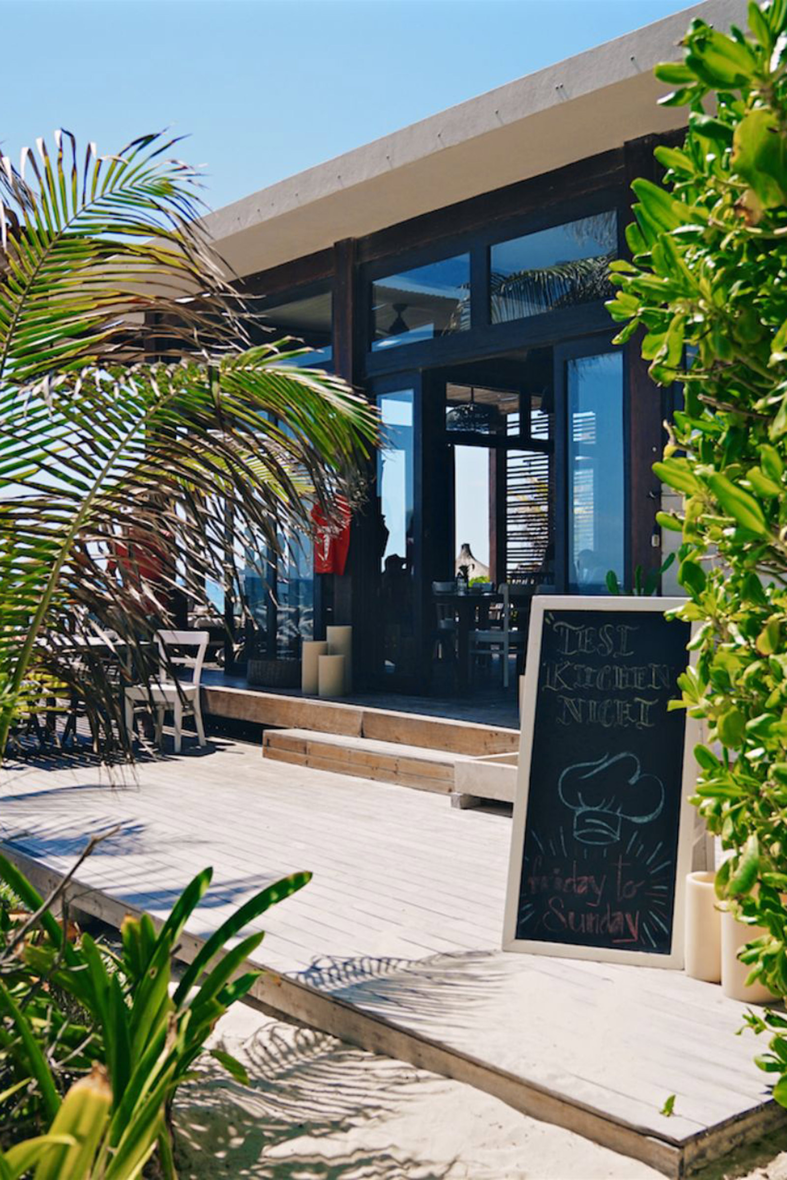 Comfy sofas, positive energy, cool design, great ocean view and tasty food make up one of the best healthy-eating joints in Tulum. Here you will be served plant-focused, 100% gluten, grain and dairy free dishes, that are as yummy as they are instagrammable. - Image