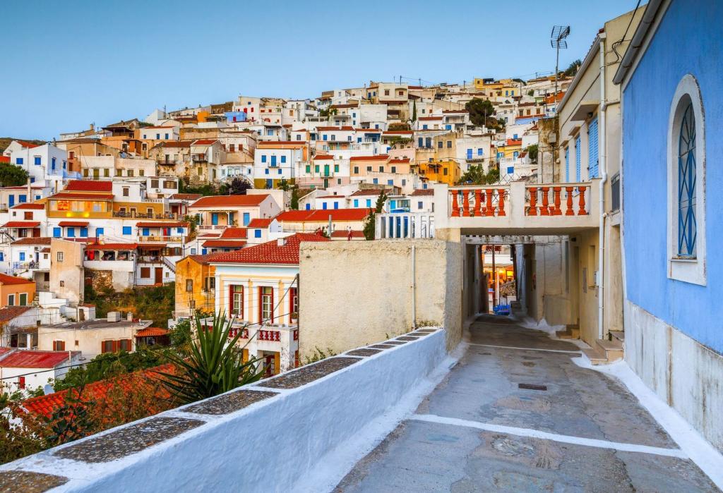Kea island, which is also known as Tzia, sits in the Aegean sea, south of Attica and belongs to the Cyclades group of Greek islands.