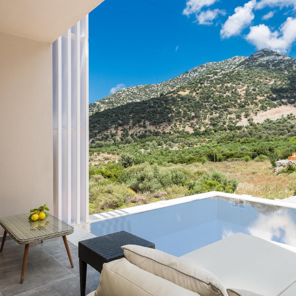 Two bedroom Suites swim up 4 adults + 2 children