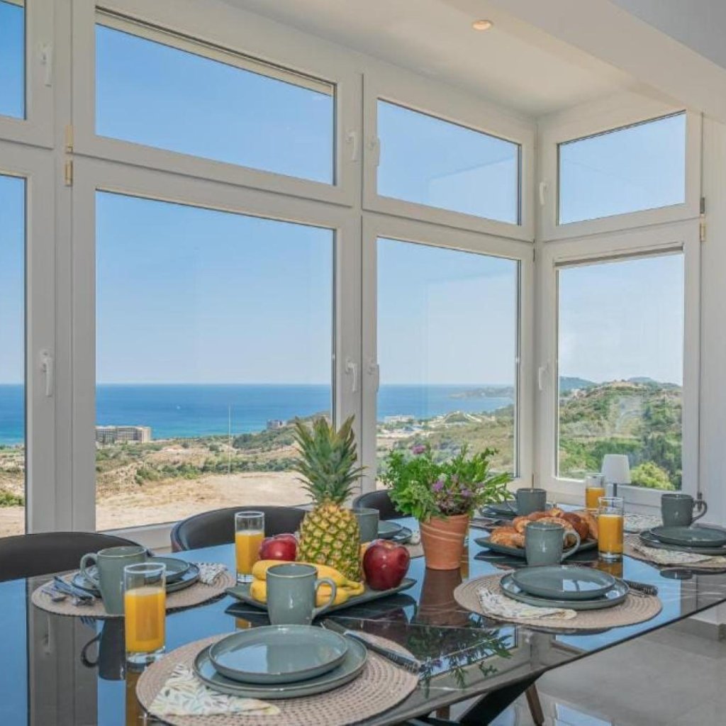 Breakfast Nook & Dining Area