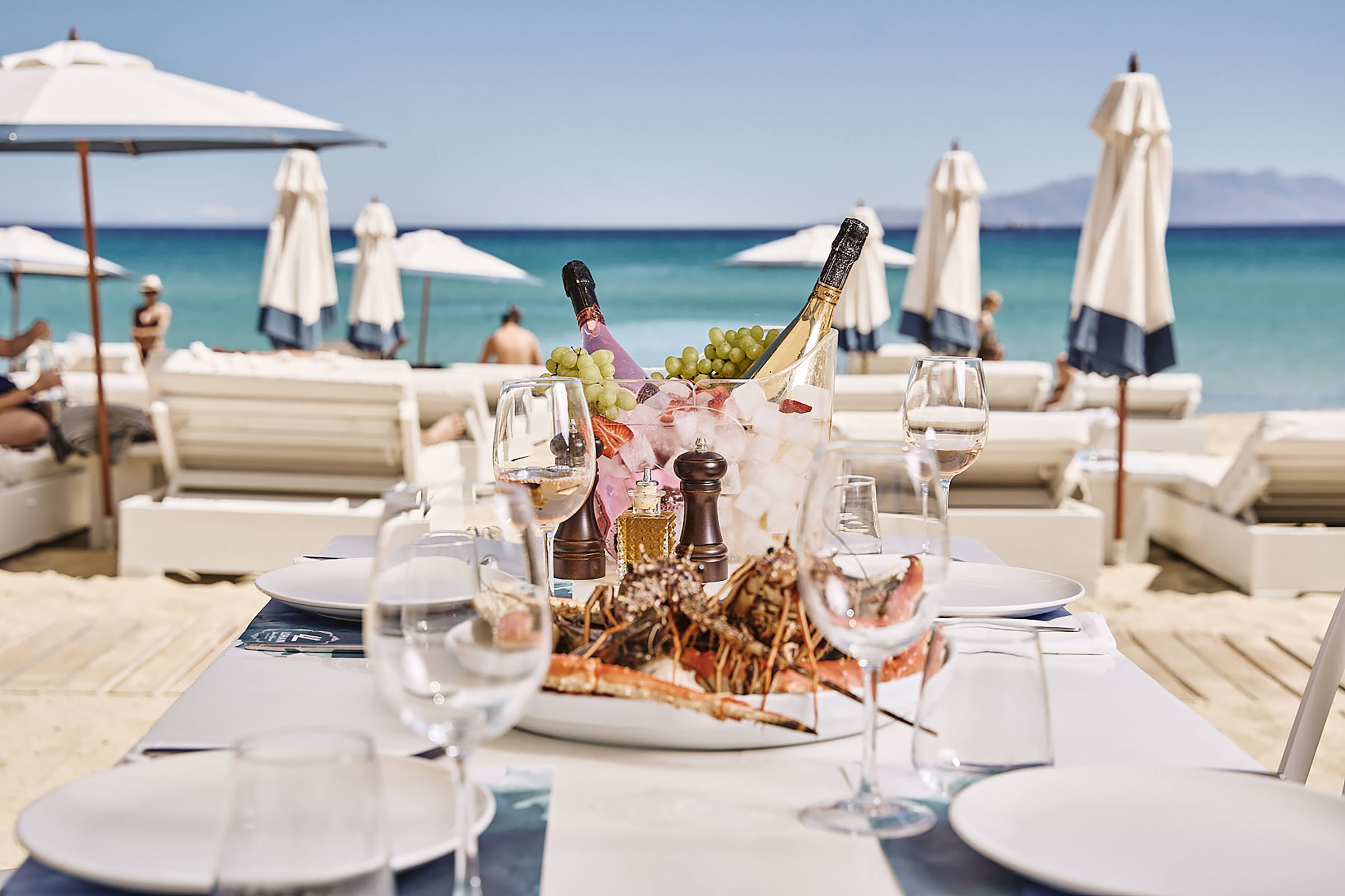 In the open-air restaurant, famous chef Alsi Sinanaj handpicks the best local ingredients to transform them into delicious Mediterranean dishes with a touch of metropolitan sophistication, while the mixologists masterfully prepare amazing drinks and cocktails, pouring summer into your glass. - Secondary Image