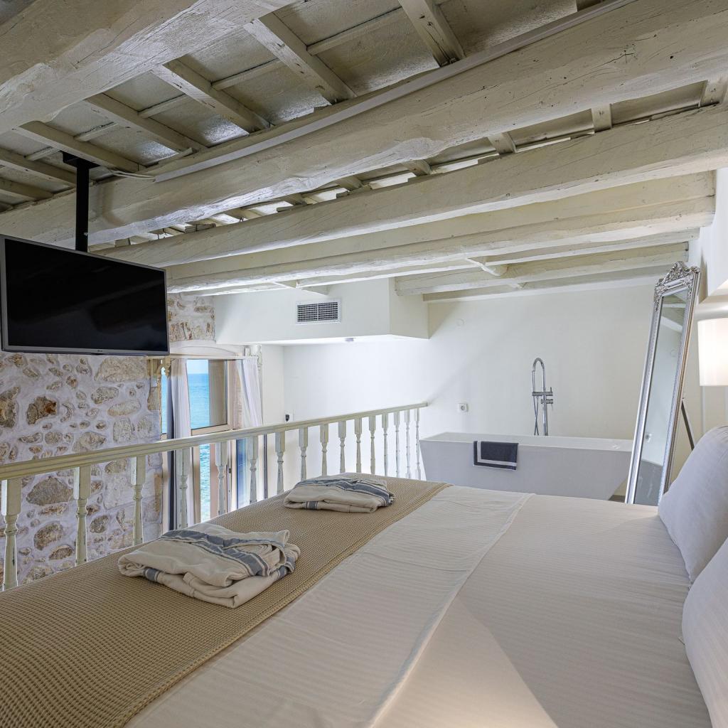 Suite, Side Sea View (Split Level)