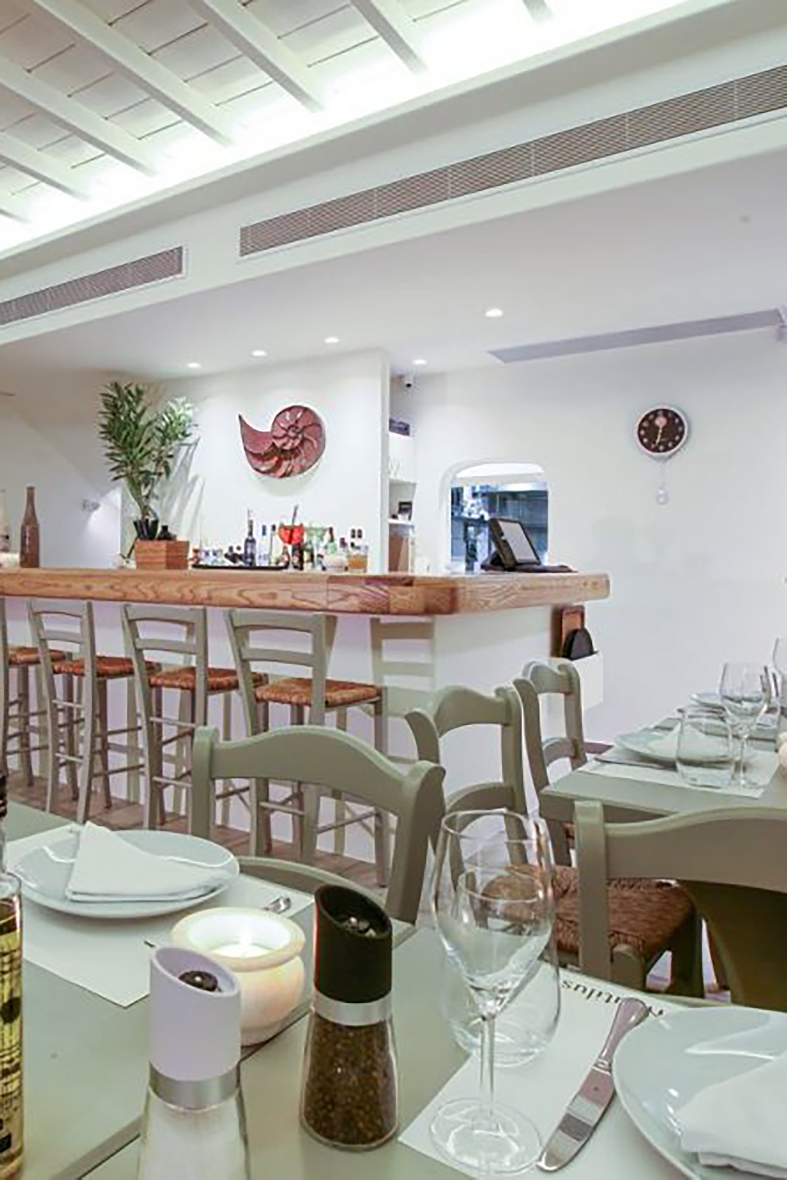 In a typical Mykonian porch, hidden among the labyrinth-like alleys of the island town, Nautilus provides the feeling that here you will be treated as a friend. That of course doesn’t mean an over-friendly service, on the contrary. - Image