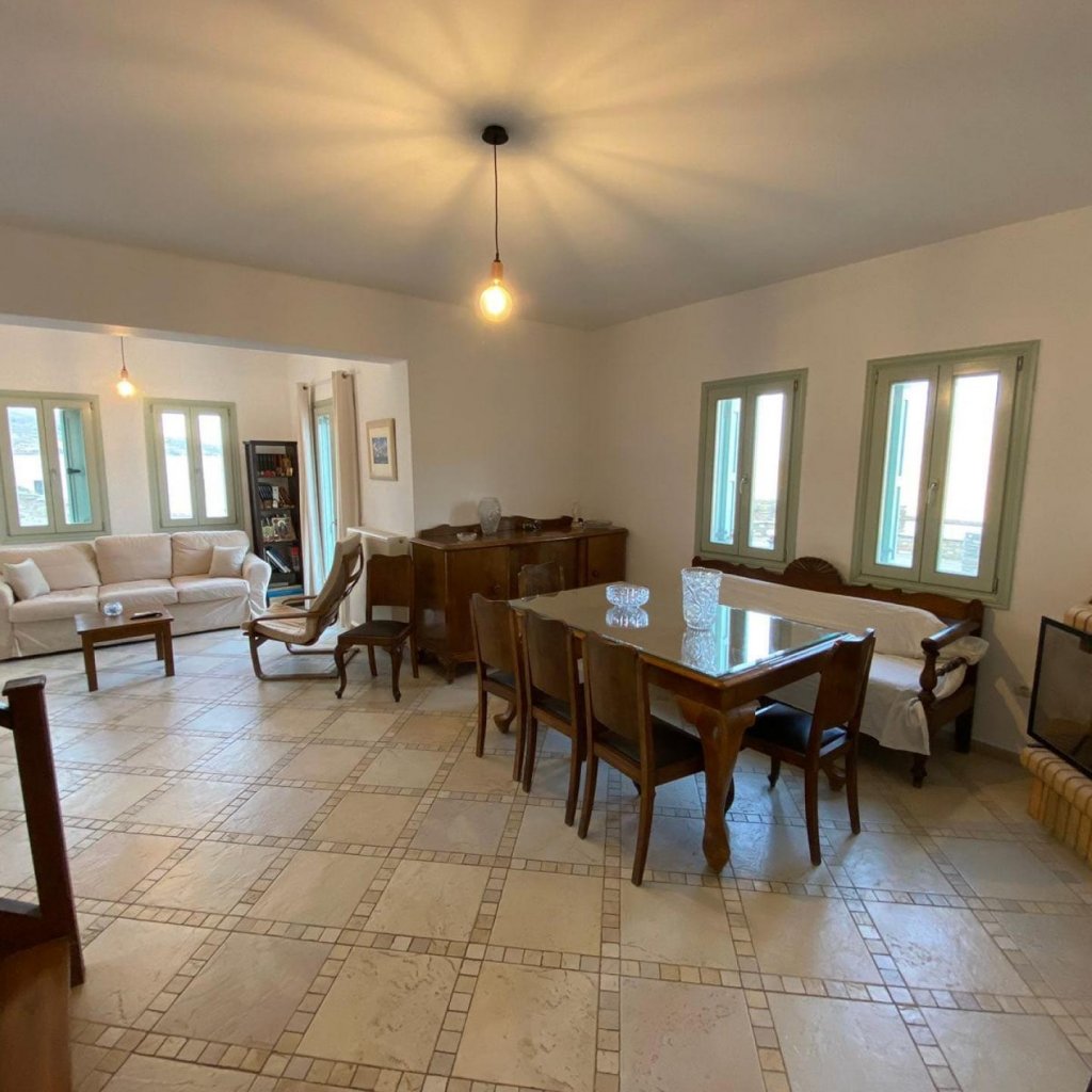 Kitchen & Dining Area