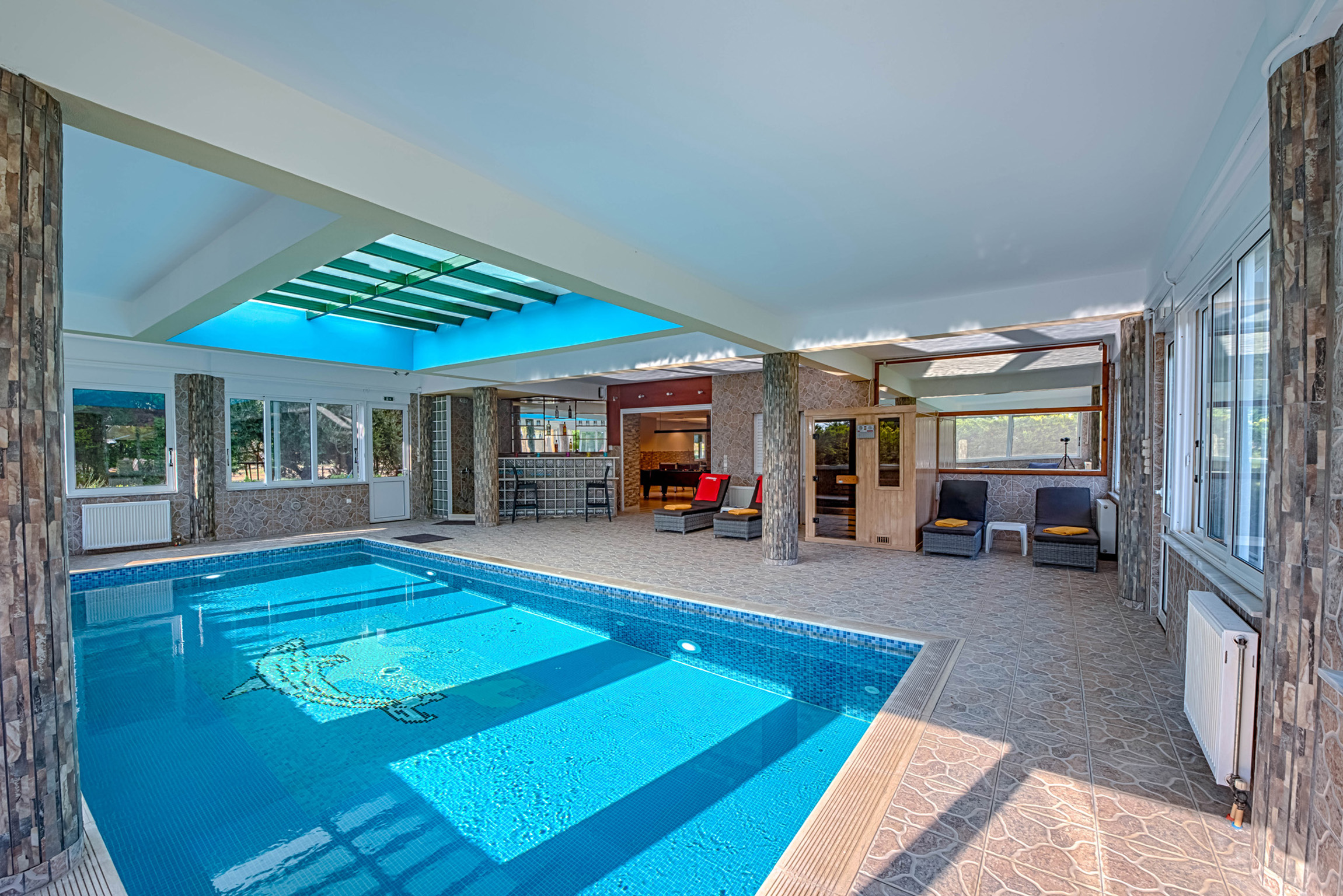 Εσωτερική θερμαινόμενη πισίνα