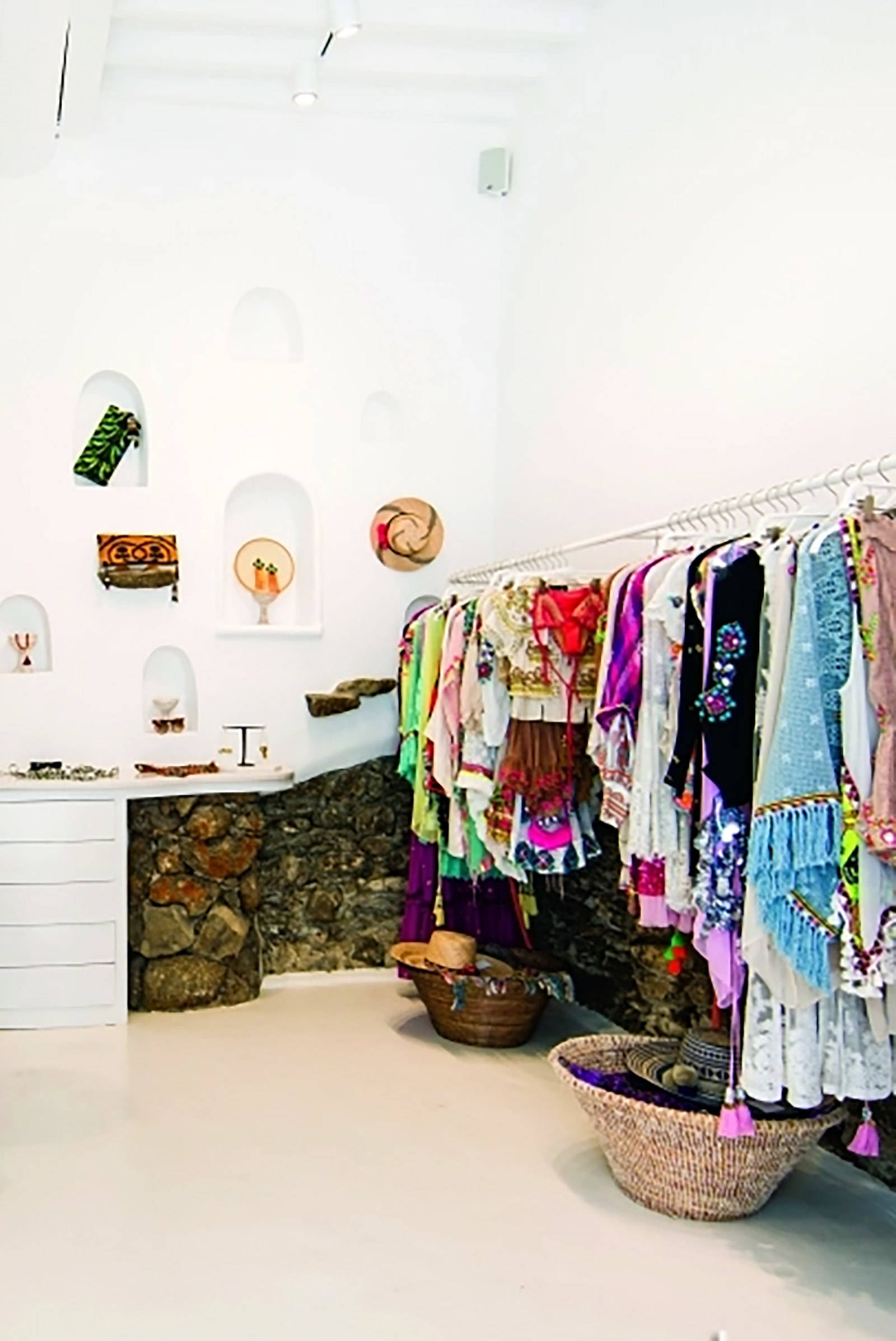 Among the many women's fashion shops that make the hippie chic, this one is perhaps one of the best. Especially because the creator comes from Mykonos and it represents and captures perfectly the specific style of Mykonos: a mixture of jet-set and bohemian, sometimes called gypsum style. Beach accessories, cafes, hats, tunes… All the garlic to be chic by looking relaxed. - Image