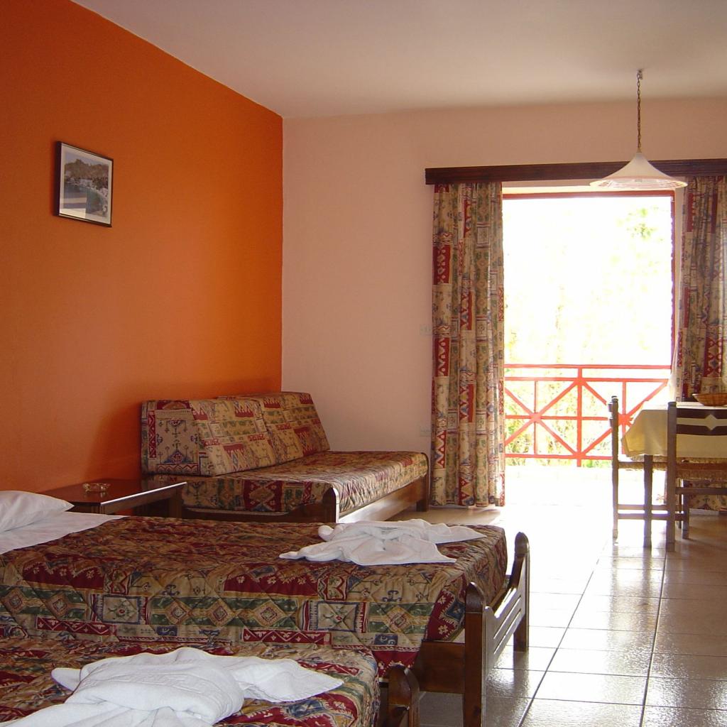 Studio Mountain and Pool View