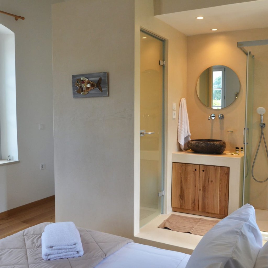 Full Bathroom (First Floor)