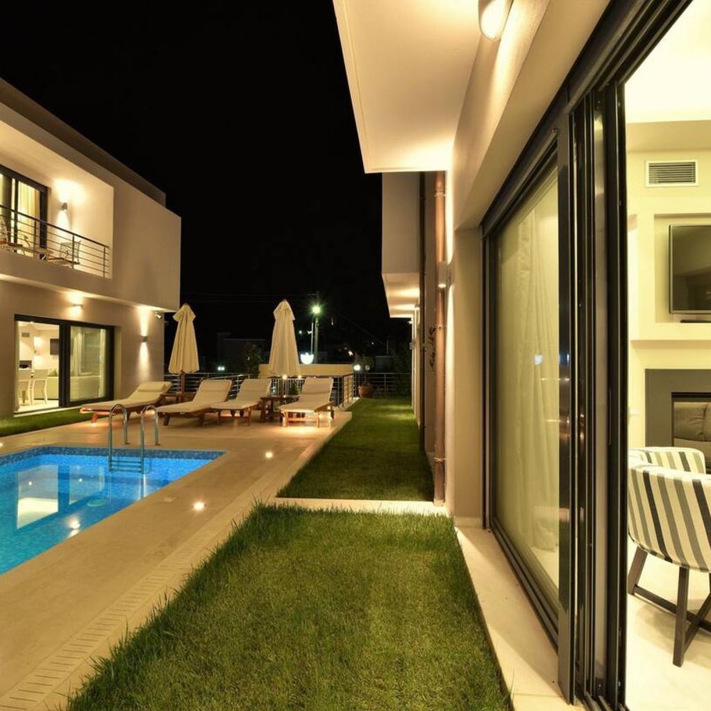 Suite Two Bedroom Split Level with Sharing Pool and Mountain View