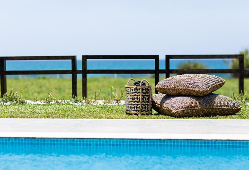 Villa Feyre Outdoor Area Manuals