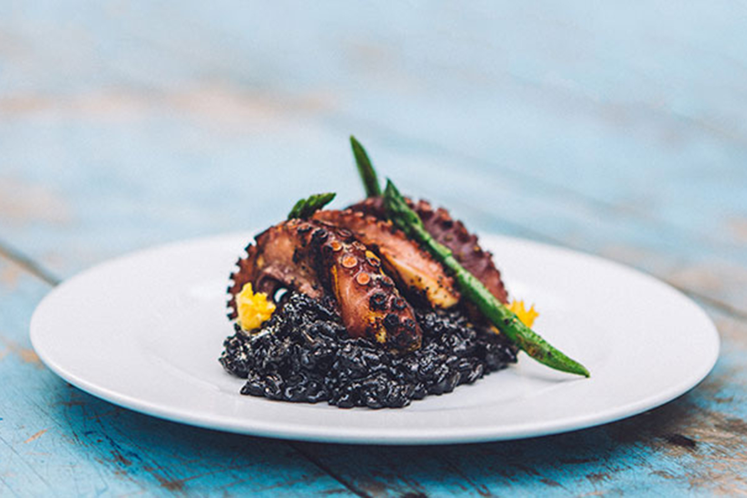 The sustainably sourced ingredients come directly from local producers and are cooked over a wood fire and grill. The highly praised and made literally from scratch (even syrups and purees) cocktails bear the signature of Nicolas Baptiste (London bar, Experimental Cocktail Club). - Secondary Image