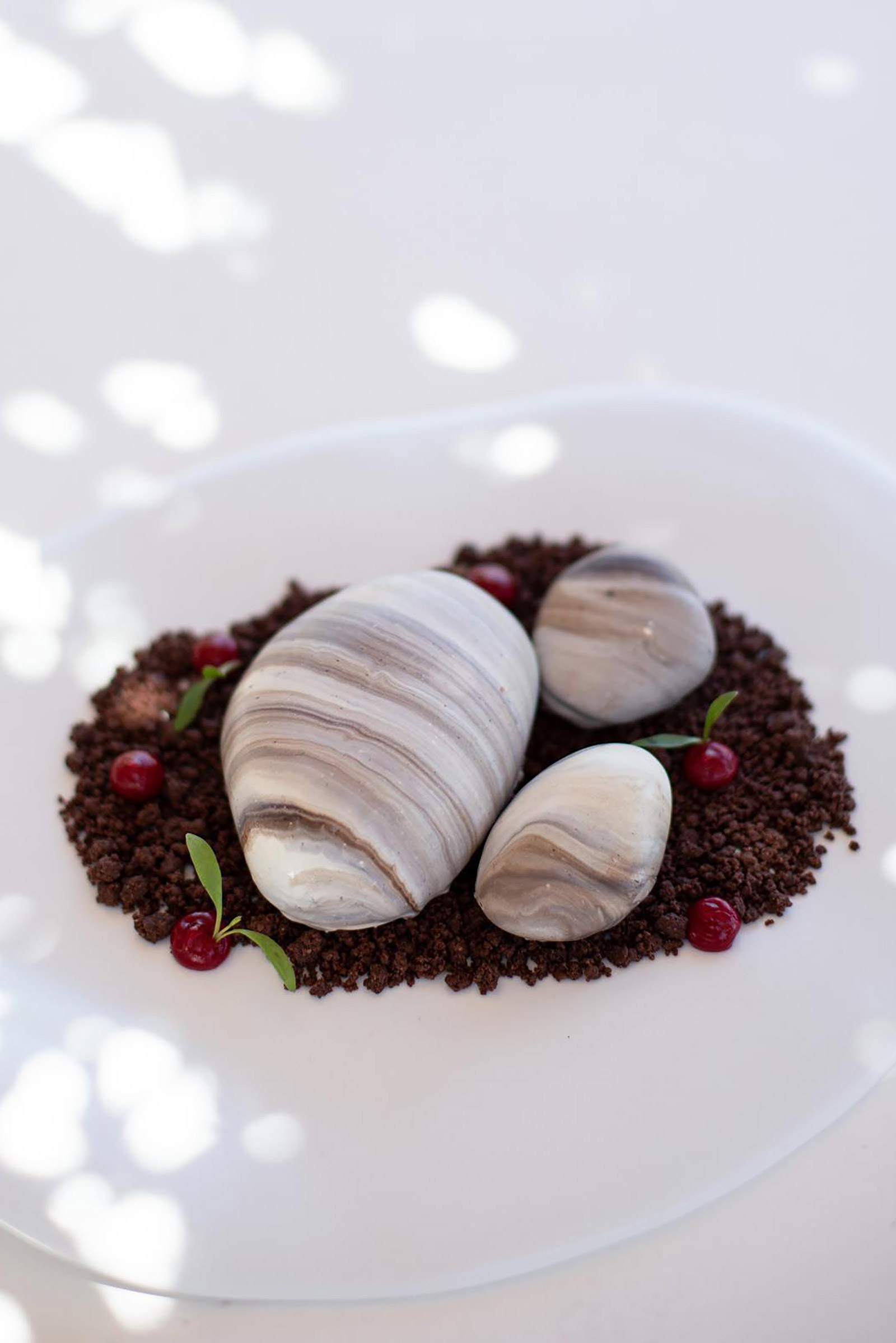 Superb dishes combine Cycladic culinary traditions lost in time with international elements of the east and the west, offering guests the chance to indulge in a supreme gastronomic experience for all five senses. - Image