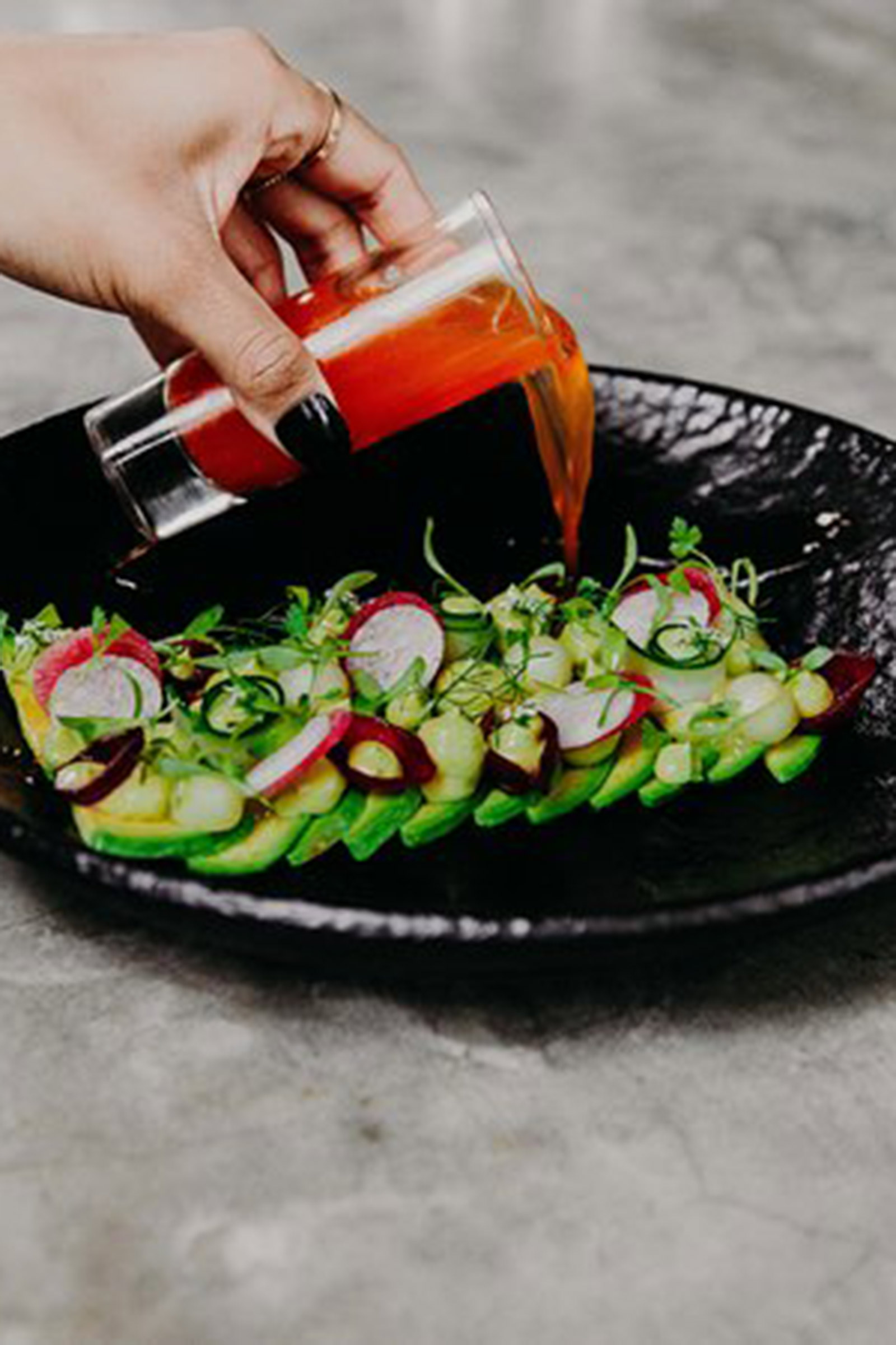 The sustainably sourced ingredients come directly from local producers and are cooked over a wood fire and grill. The highly praised and made literally from scratch (even syrups and purees) cocktails bear the signature of Nicolas Baptiste (London bar, Experimental Cocktail Club). - Image