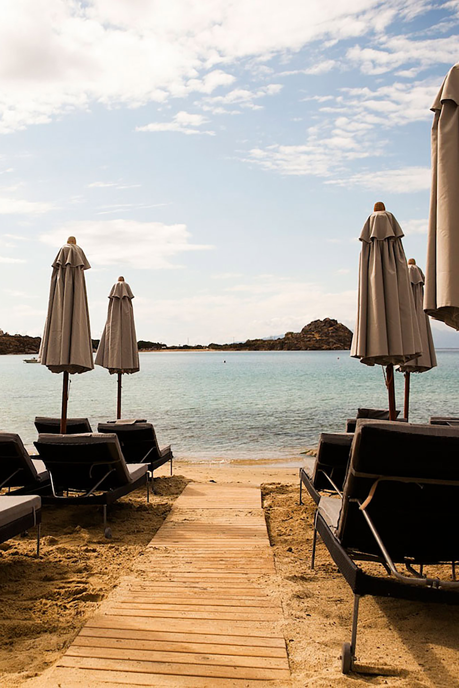 With its name meaning “the porch of Theodore”, this welcoming seaside Greek tavern displays a homey feeling with an elegant touch. - Image