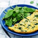 Een omelet met baby spinazie en Parmezaanse kaas.