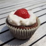 Heerlijke cupcakes gemaakt van ei, aardbeien en zoetstof.