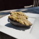 Heerlijke tonijnsalade gemaakt met geprakte avocado i.p.v. mayonaise.