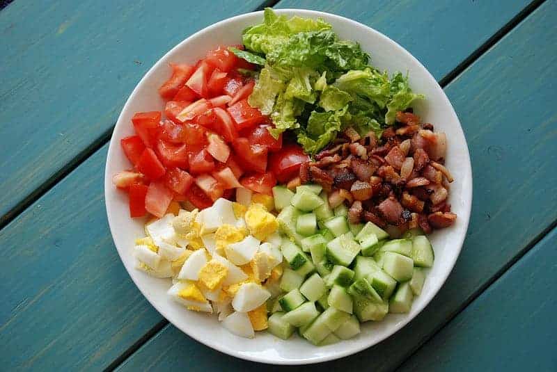 Bacon, ei, avocado en tomaat salade