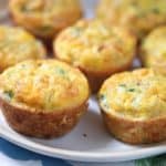 Heerlijke portie ontbijtmuffins met broccoli en kaas.