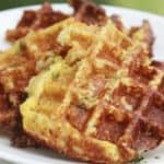 Kaaswafels gemaakt van ei, bloemkool, geraspte kaas en kruiden.