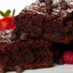 Heerlijke koolhydraatarme brownies met frisse aardbeien.