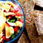 Heerlijke chips zonder aardappelen op basis van amandelmeel, kokosmeel en lijnzaadmeel.