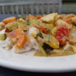 Heerlijk bord met groene curry en bloemkoolrijst.