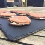 Koolhydraatarme chocolade koekjes gevuld met roomkaas.