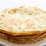 Een stapel heerlijke koolhydraatarme pannenkoeken.