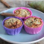 Drie koolhydraatarme peer muffins met peer, amandelmeel en kaneel.