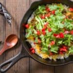 Heerlijke pan met bloemkoolrijst en taco gekruid vlees, ijsbergsla en tomaat.