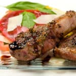 Heerlijke lamskoteletten met sjalotjes en een saus van balsamico azijn.