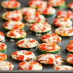 Heerlijke mini pizza'tjes gemaakt van courgette.