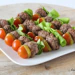 Heerlijke koolhydraatarme prikker met tomaat, augurk, sla en een mini hamburger.