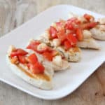 Gegrilde kip met een topping van bruschetta.