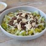 Big Mac salade met saus, gehakt en ijsbergsla.