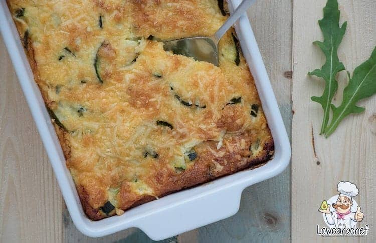 Deze koolhydraatarme courgette ovenschotel is lekker, voedzaam en gezond. Een portie van deze ovenschotel met courgette bevat slechts 6,6 gr koolhydraten! #koolhydraatarm #ovenschotel #recepten #gezond