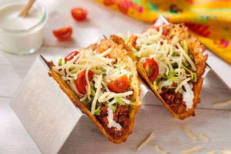 Op zoek naar een koolhydraatarm alternatief voor een tacoschelp of tortilla? Zoek niet verder en probeer deze heerlijke koolhydraatarme kaas taco's. #koolhydraatarm #mexicaans #taco #recepten
