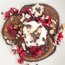 Koolhydraatarme chocolade pannenkoeken met frambozen en slagroom.