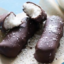 Koolhydraatarme bounty's met pure chocolade en kokosrasp.