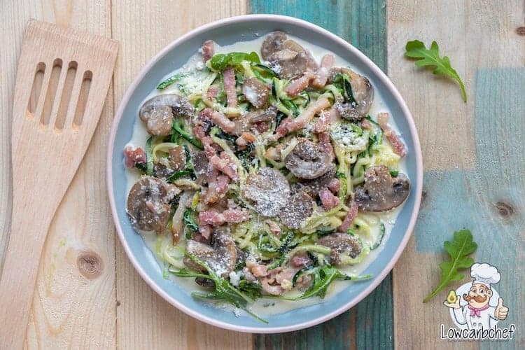 Met dit recept maak je binnen 20 min een heerlijke koolhydraatarme courgetti carbonara voor twee personen. Een portie bevat slechts 13,4 gr koolhydraten! #koolhydraatarm #pasta #recepten