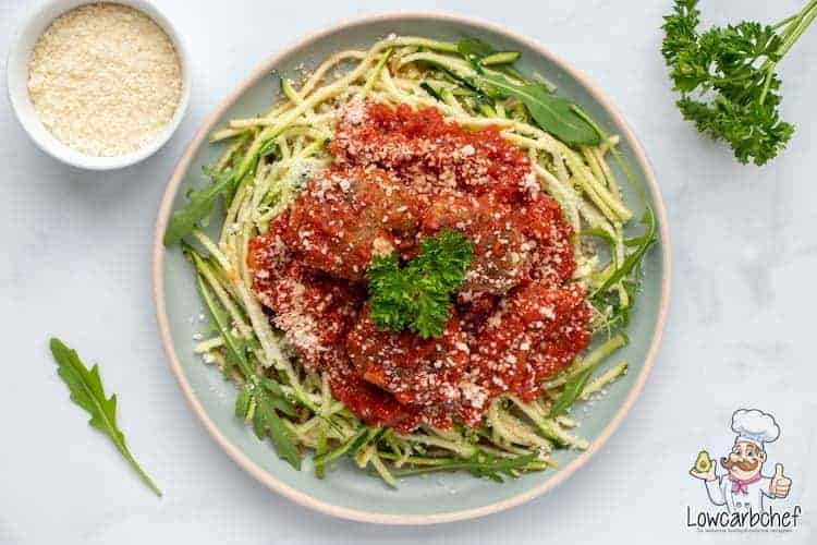 Deze courgetti met gehaktballetjes in tomatensaus is lekker, voedzaam en gezond! Dit pastagerecht is zowel koolhydraatarm als glutenvrij. #koolhydraatarm #glutenvrij #pasta #spaghetti