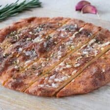 Koolhydraatarm focaccia brood met rozemarijn en knoflook.
